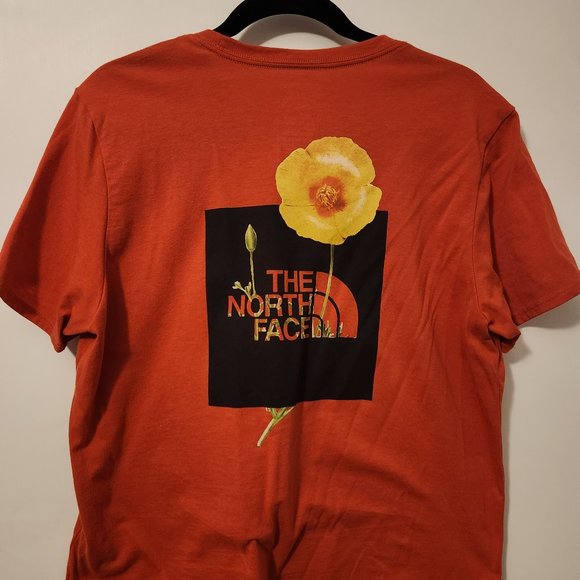 The North Face Short-Sleeve Bottle Source Red Box Tee (L) - Picture 2 of 2
